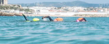 Nadadores en aguas abiertas a ras de agua, entrenamiento en el mar