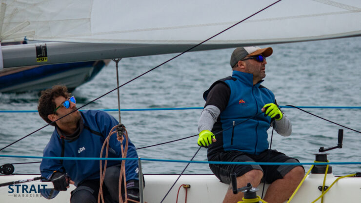 Regatistas del Circuito Alcaidesa Marina de J/80 maniobrando durante una de las seis mangas del fin de semana.