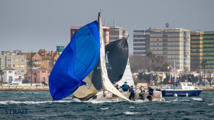 Velero en regata