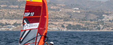 Fernando Martínez del Cerro, Álvaro Pastor y Lucía Guardiola se proclaman campeones de Andalucía de iQFoil 2026 en la bahía de Cádiz tras diez pruebas con viento exigente.