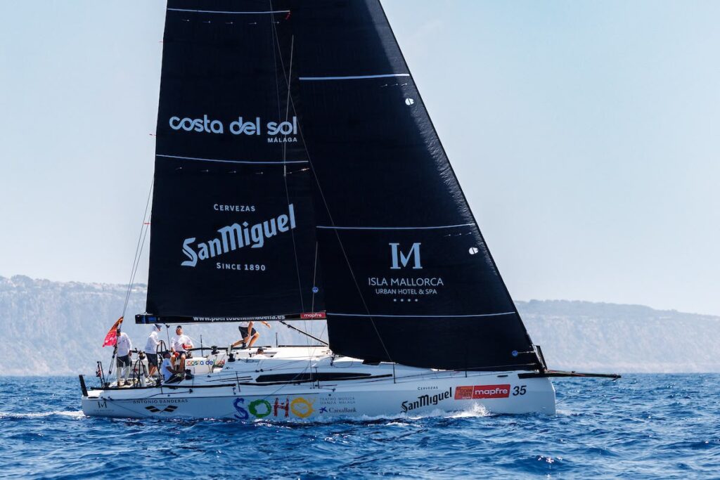 Teatro Soho navegando en la Copa del Rey de Vela