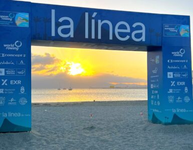 Arco de los Europeos de remo 2026 en la Playa de Poniente de La Línea