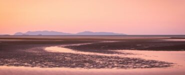 Marismas y láminas de agua al atardecer en el entorno del Estrecho de Gibraltar