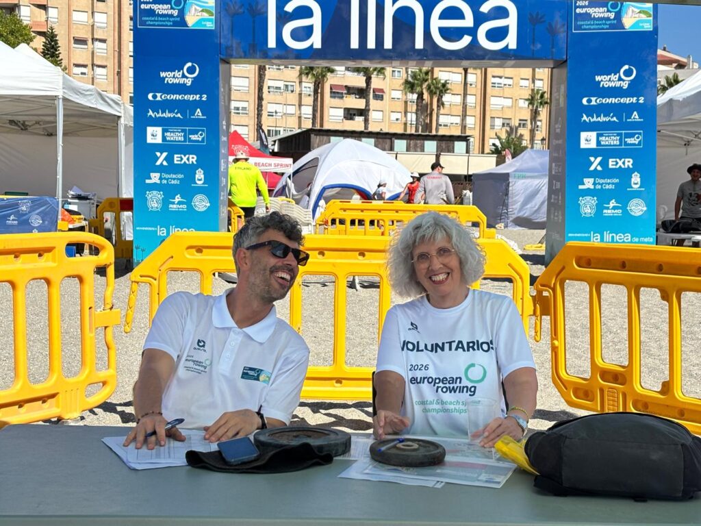 Voluntarios de los Europeos de remo de La Línea en la Playa de Poniente