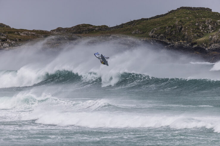 Miguel Chapuis saltando en Tiree Wave Classic Day