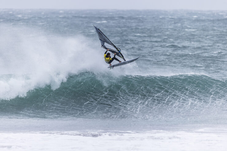 Miguel Chapuis surfeando en Tiree Wave Classic Day